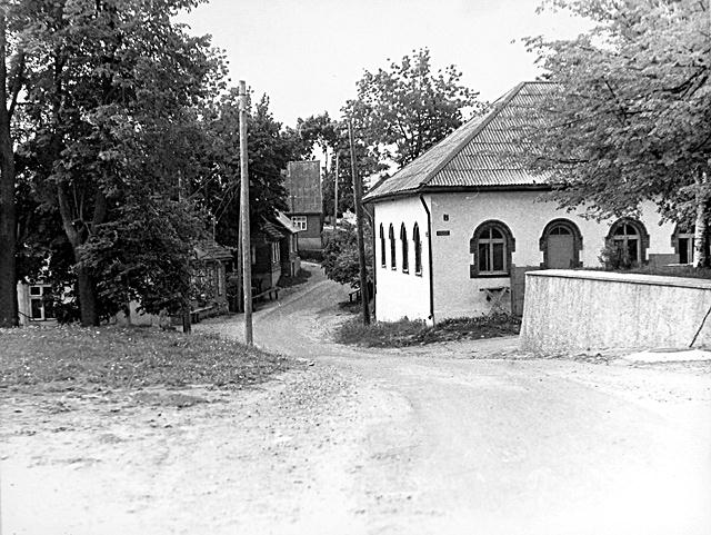 File:Kallaste tänav elektrijaama hoonega 1972 [Eesti Rahva Muuseum 2827-57_www.muis.ee].jpg